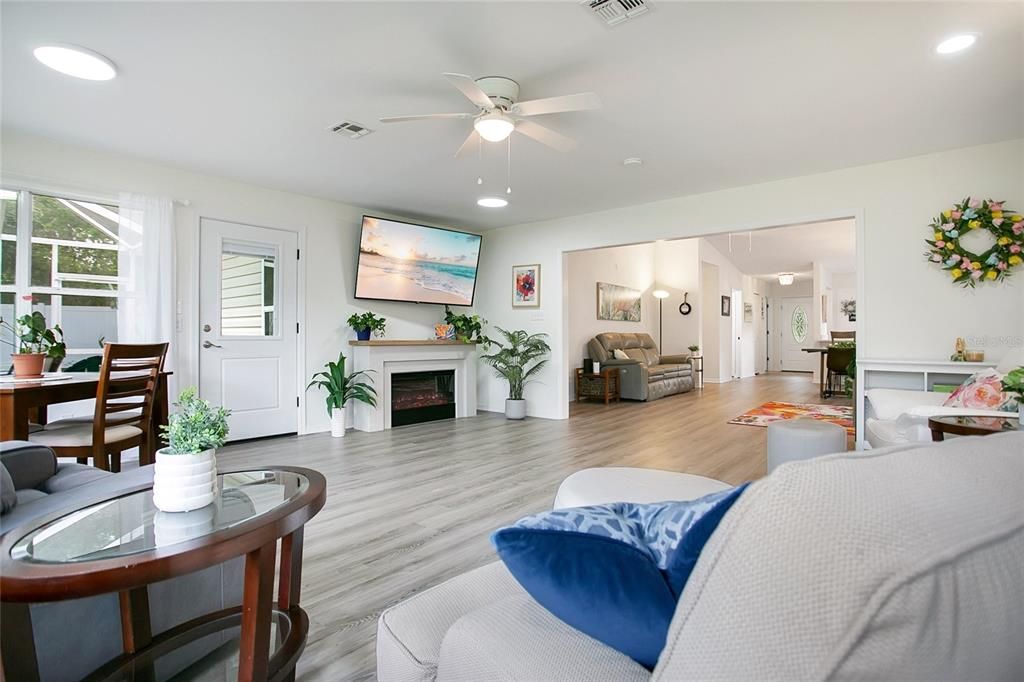 For Sale: $289,000 (2 beds, 2 baths, 1725 Square Feet)