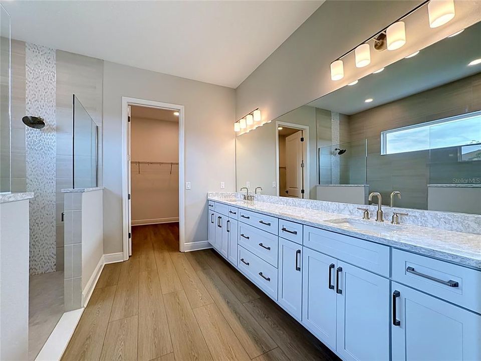 En Venta: $1,293,900 (4 camas, 4 baños, 3291 Pies cuadrados)
