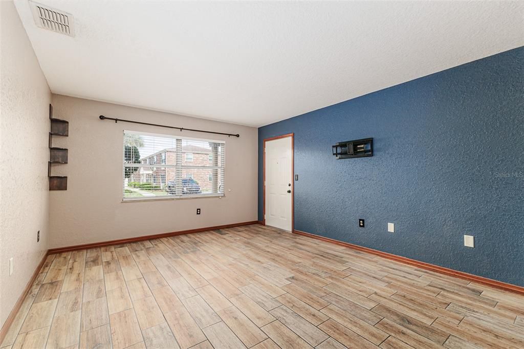 На продажу: $145,000 (2 спален, 2 ванн, 831 Квадратных фут)