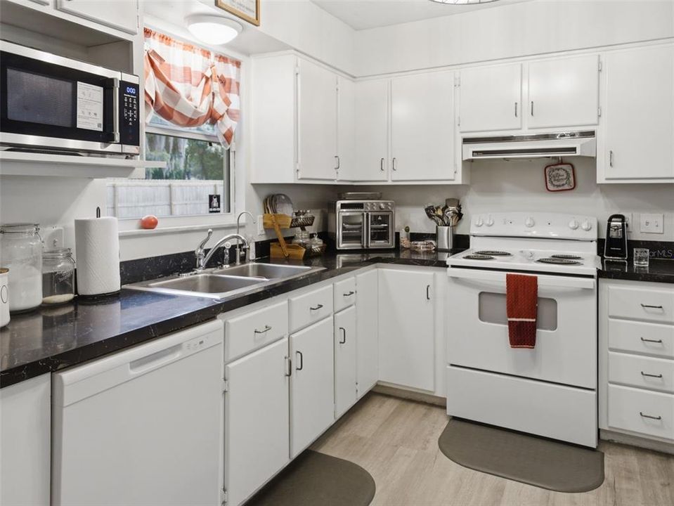 For Sale: $249,900 (3 beds, 2 baths, 1732 Square Feet)