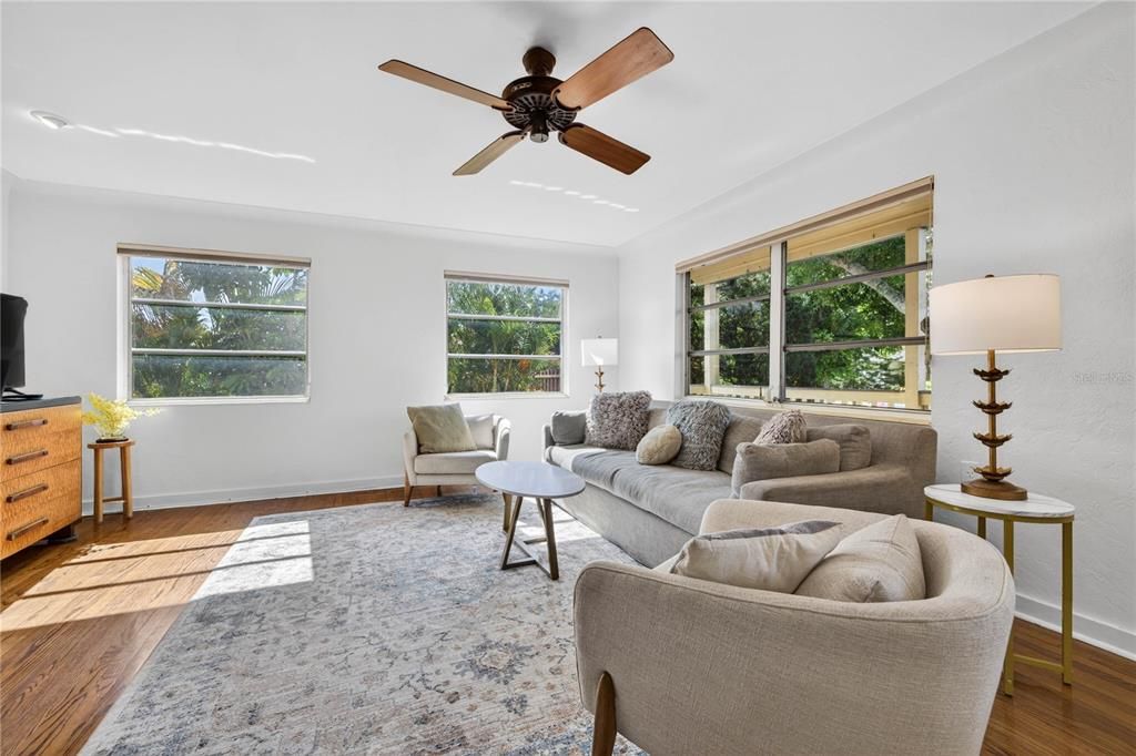 For Rent: $3,100 (2 beds, 1 baths, 1108 Square Feet)