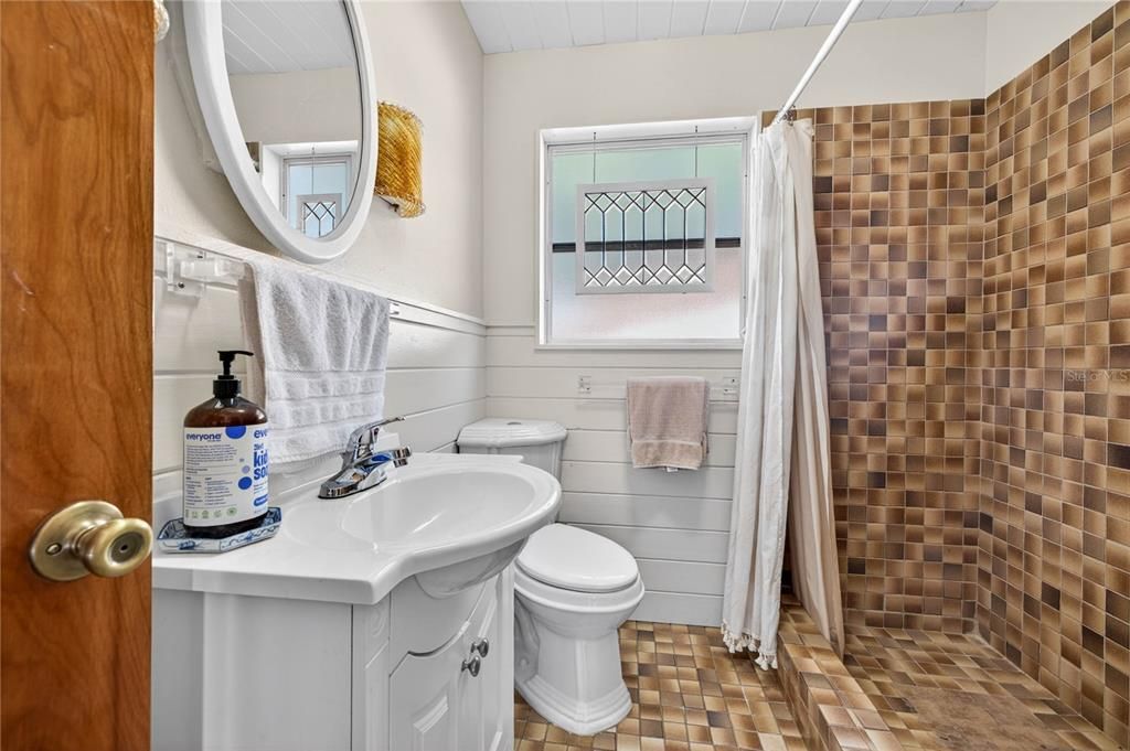 For Rent: $3,100 (2 beds, 1 baths, 1108 Square Feet)