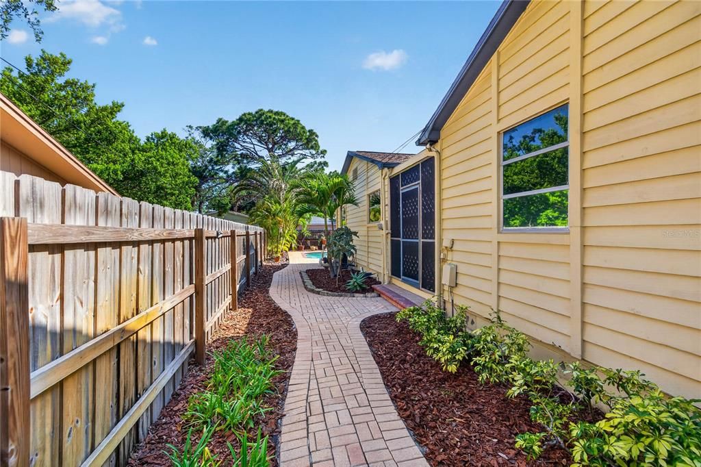 For Rent: $3,100 (2 beds, 1 baths, 1108 Square Feet)