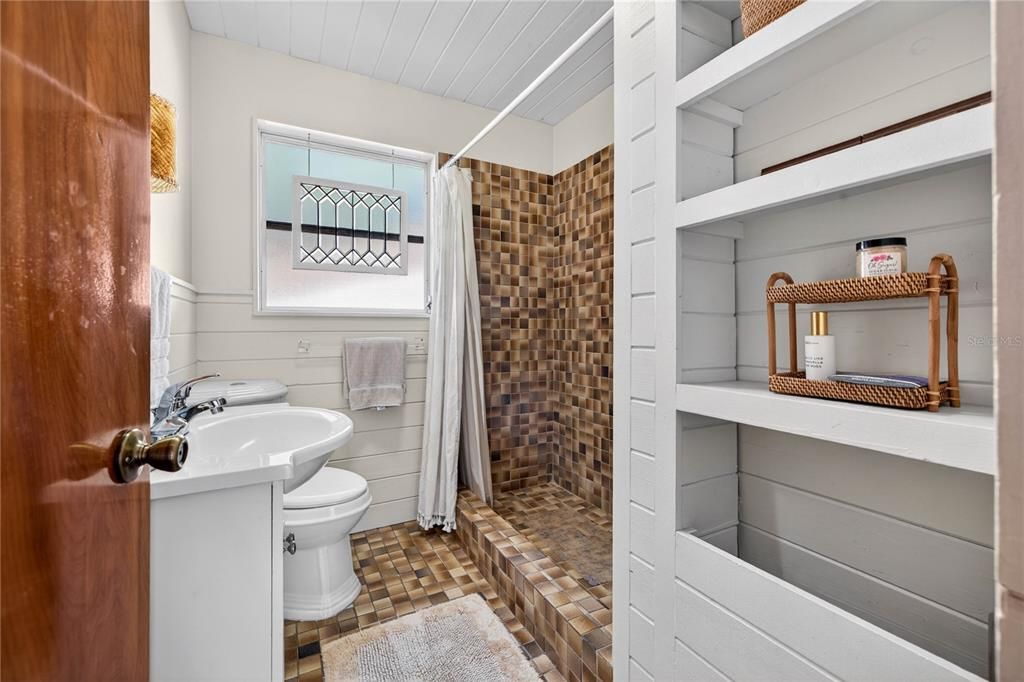 For Rent: $3,100 (2 beds, 1 baths, 1108 Square Feet)