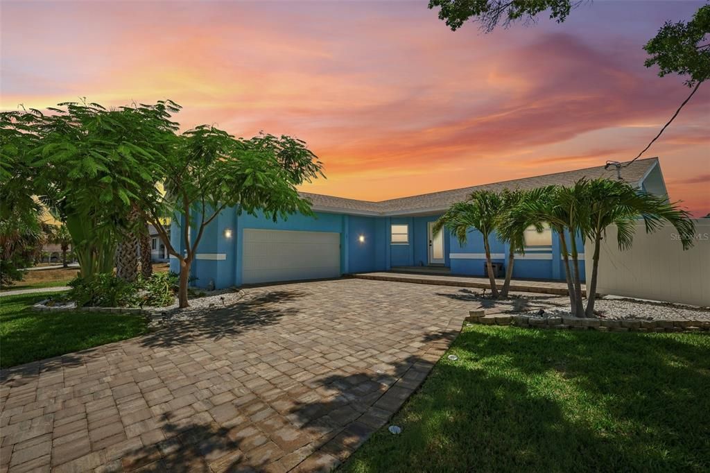 For Sale: $850,000 (3 beds, 3 baths, 2144 Square Feet)