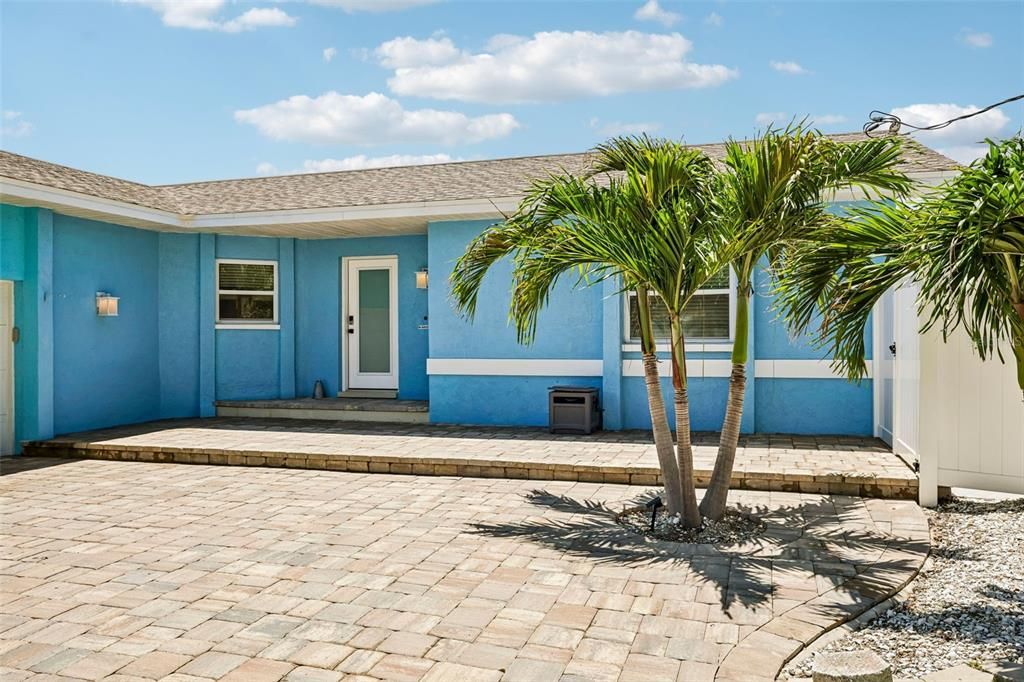 For Sale: $850,000 (3 beds, 3 baths, 2144 Square Feet)