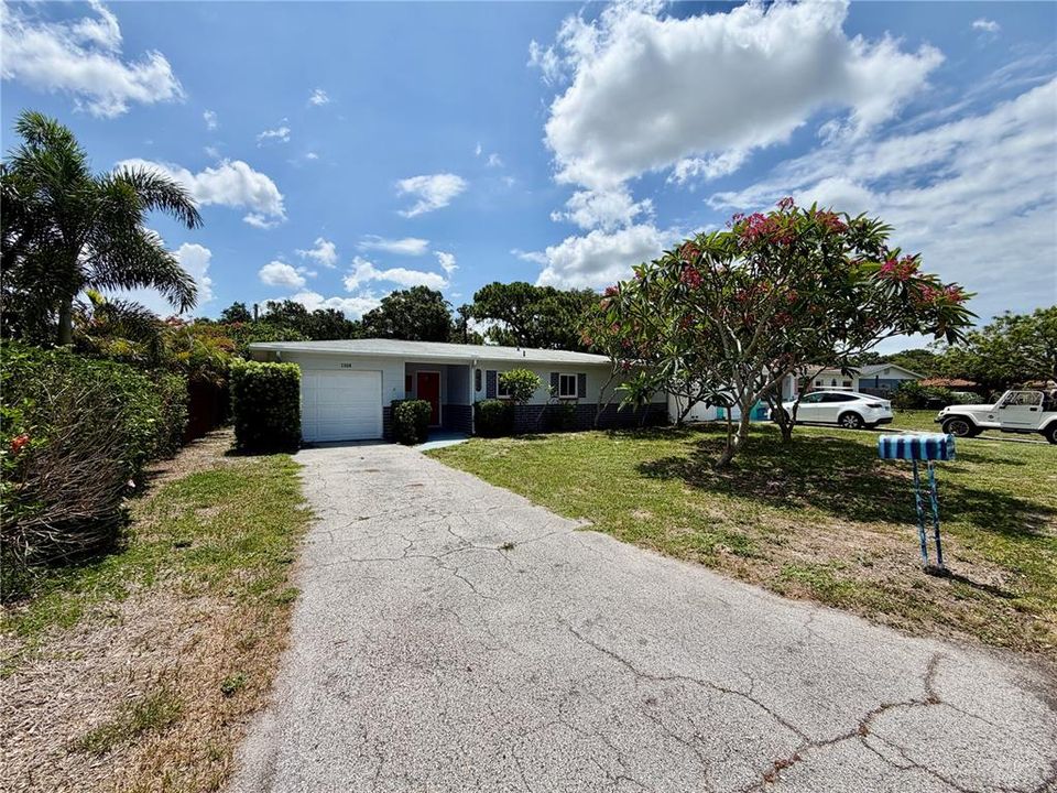 For Rent: $2,300 (2 beds, 1 baths, 1024 Square Feet)