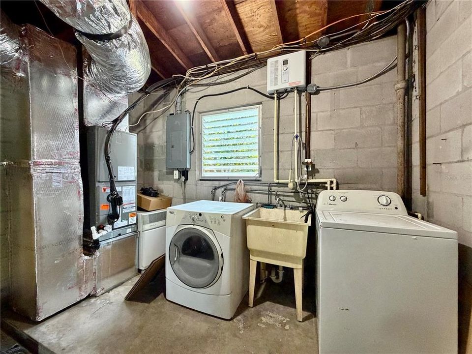 For Rent: $2,300 (2 beds, 1 baths, 1024 Square Feet)