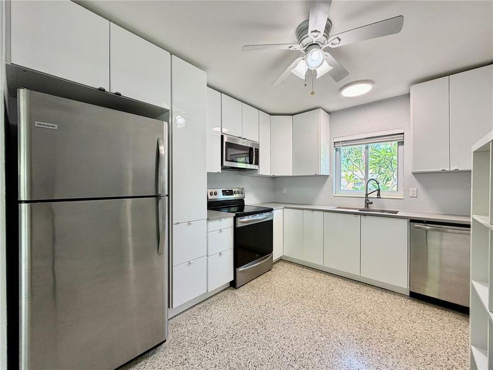 For Rent: $2,300 (2 beds, 1 baths, 1024 Square Feet)