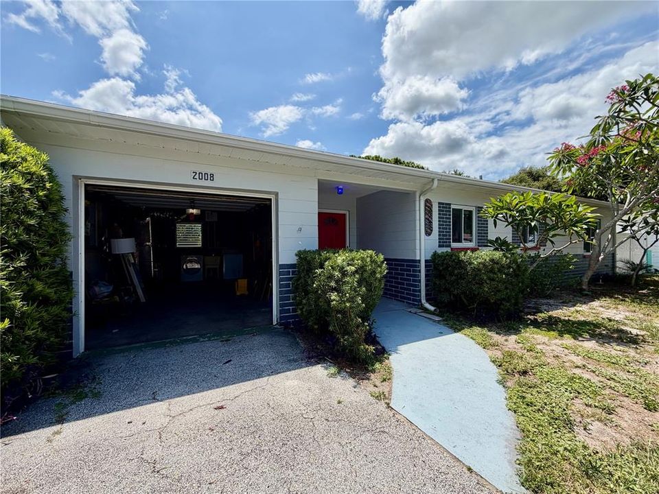 For Rent: $2,300 (2 beds, 1 baths, 1024 Square Feet)