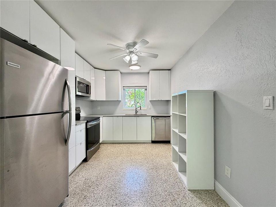 For Rent: $2,300 (2 beds, 1 baths, 1024 Square Feet)