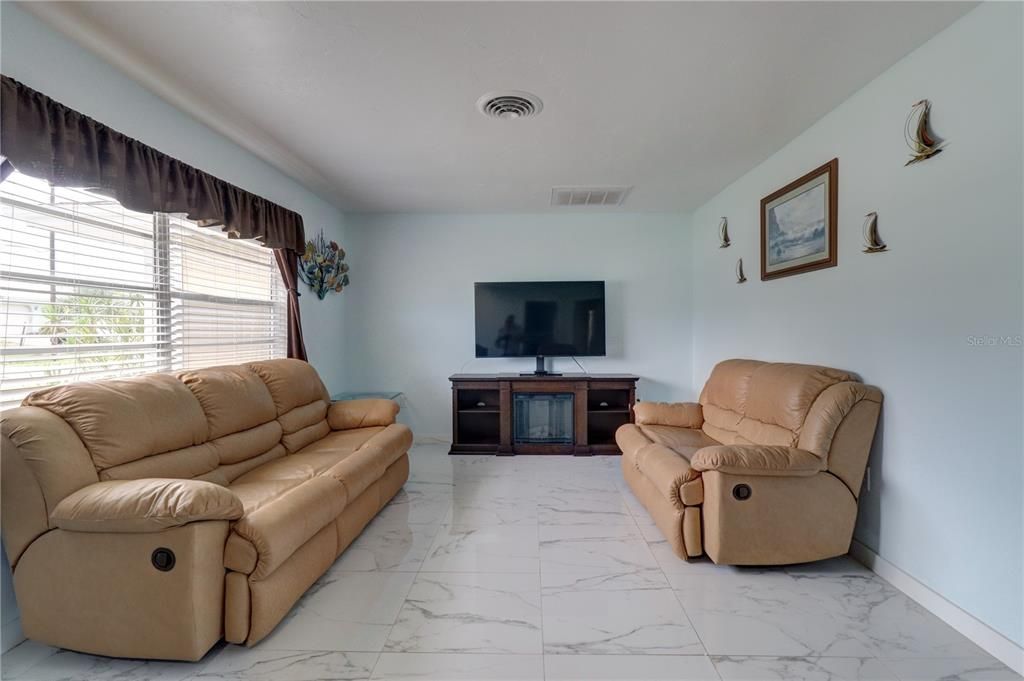 For Sale: $379,900 (3 beds, 3 baths, 1584 Square Feet)