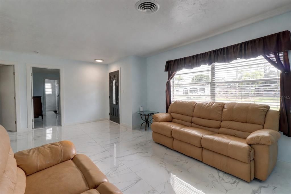 For Sale: $379,900 (3 beds, 3 baths, 1584 Square Feet)