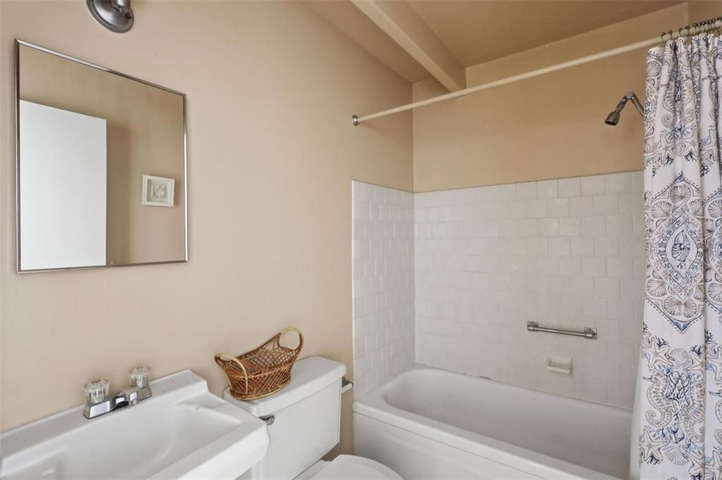 For Sale: $85,000 (1 beds, 1 baths, 648 Square Feet)