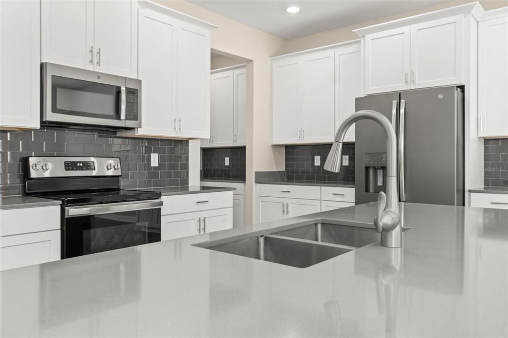 En Venta: $599,999 (4 camas, 2 baños, 2949 Pies cuadrados)