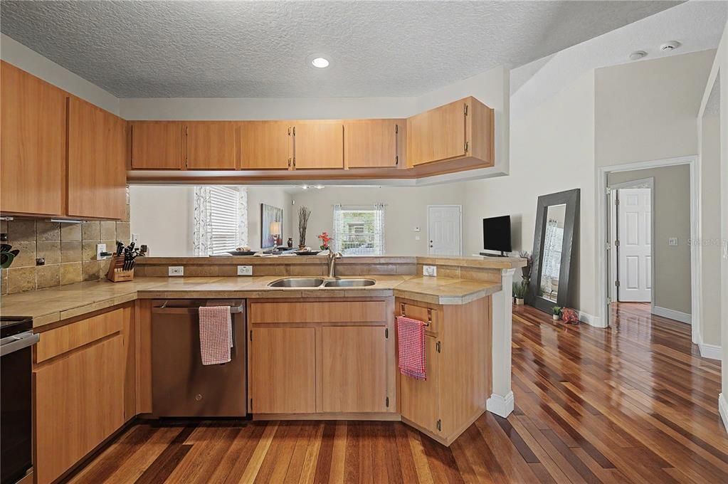 For Sale: $400,000 (3 beds, 2 baths, 1280 Square Feet)