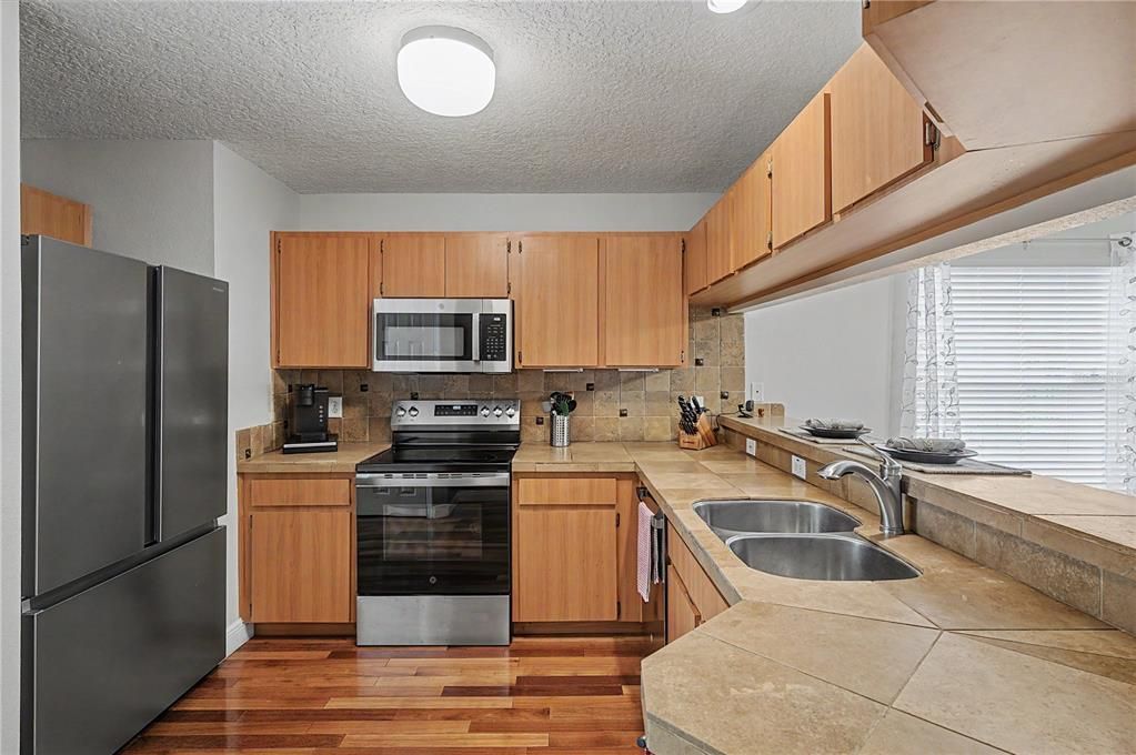 For Sale: $400,000 (3 beds, 2 baths, 1280 Square Feet)