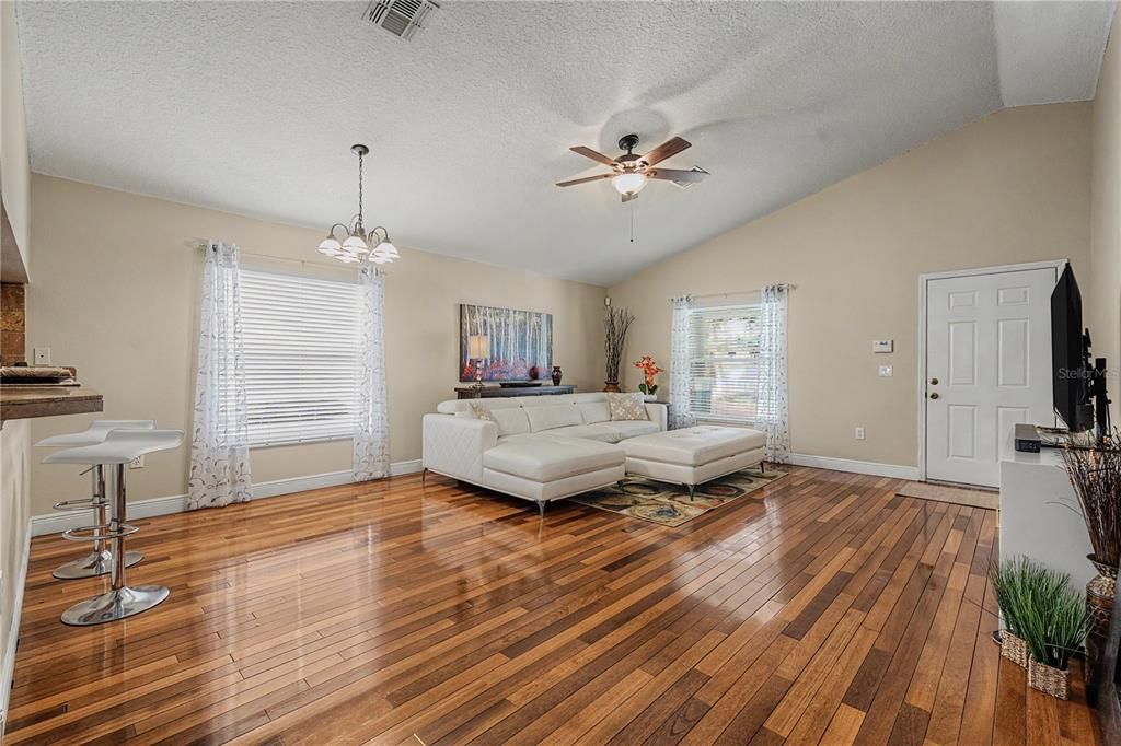 For Sale: $400,000 (3 beds, 2 baths, 1280 Square Feet)