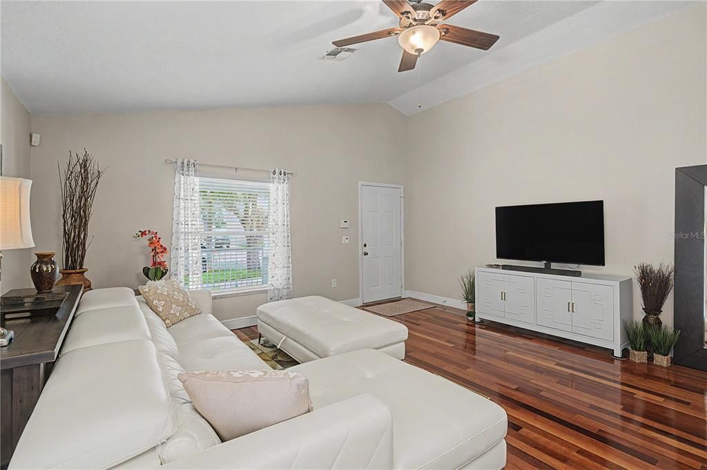 For Sale: $400,000 (3 beds, 2 baths, 1280 Square Feet)