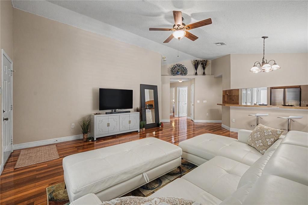 For Sale: $400,000 (3 beds, 2 baths, 1280 Square Feet)