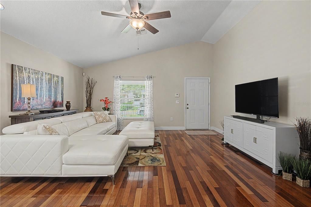 For Sale: $400,000 (3 beds, 2 baths, 1280 Square Feet)