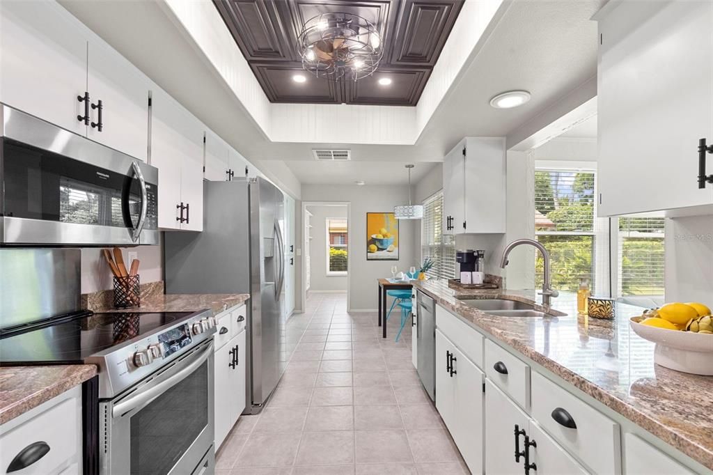 Под контрактом: $469,000 (2 спален, 2 ванн, 1765 Квадратных фут)