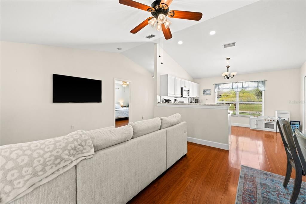 For Sale: $285,000 (3 beds, 2 baths, 1311 Square Feet)
