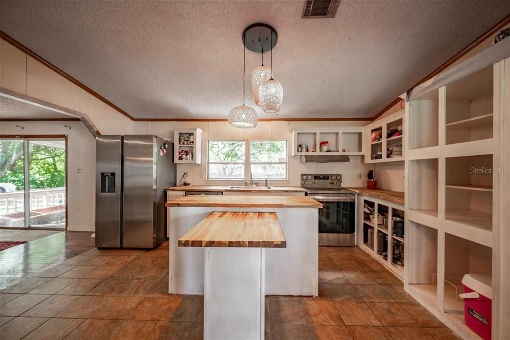 En Venta: $385,000 (3 camas, 2 baños, 2128 Pies cuadrados)