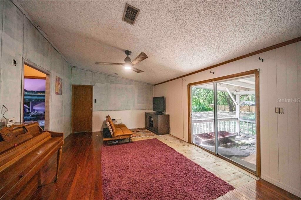 En Venta: $385,000 (3 camas, 2 baños, 2128 Pies cuadrados)
