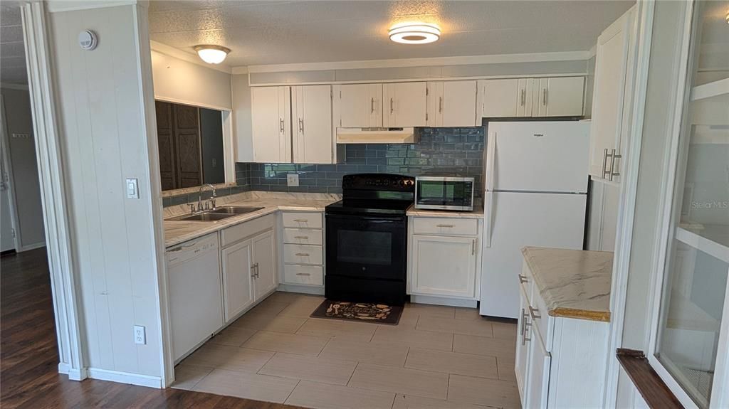 For Rent: $1,350 (2 beds, 2 baths, 1350 Square Feet)