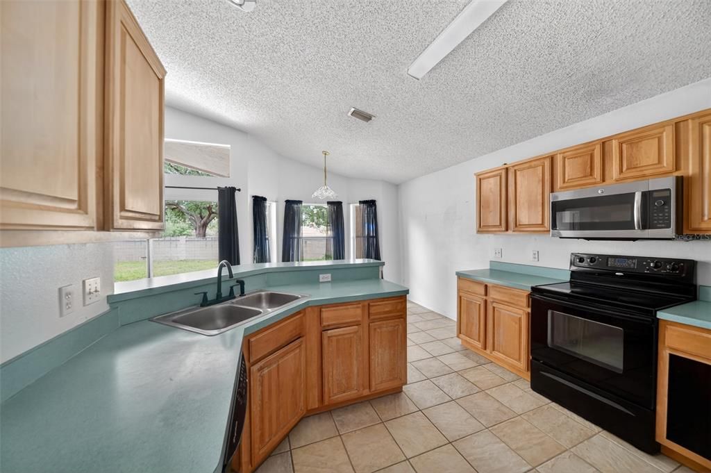For Sale: $399,900 (4 beds, 2 baths, 1979 Square Feet)