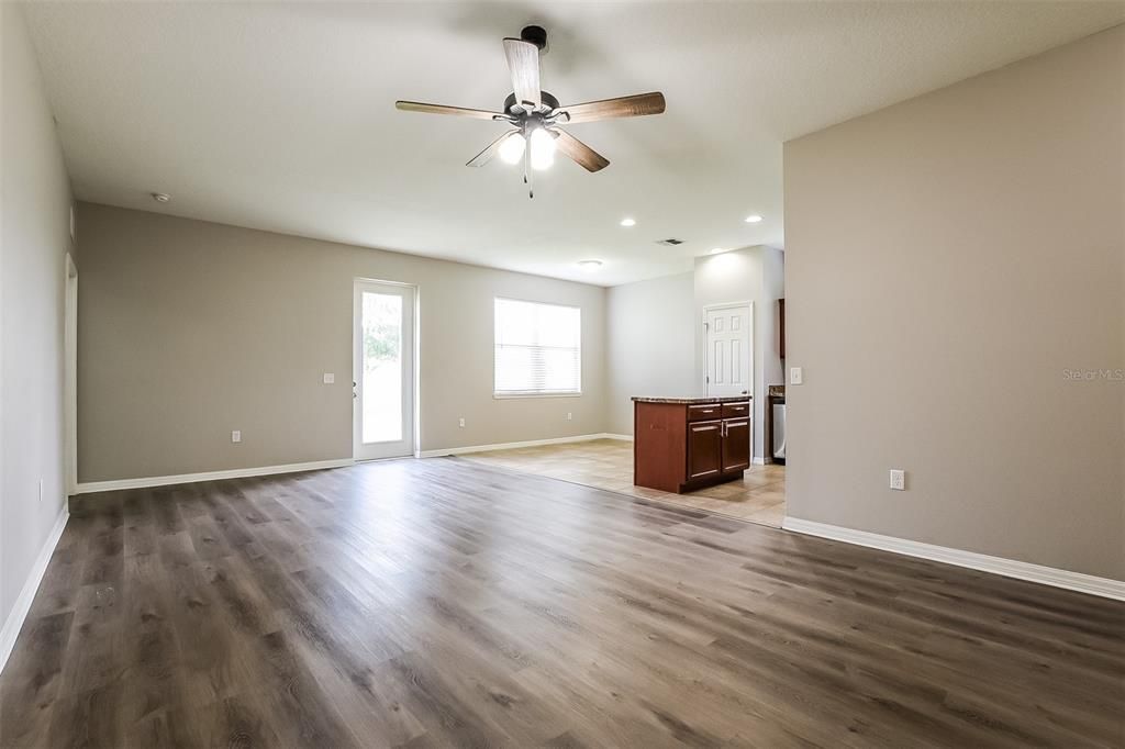 For Sale: $329,900 (3 beds, 2 baths, 1464 Square Feet)