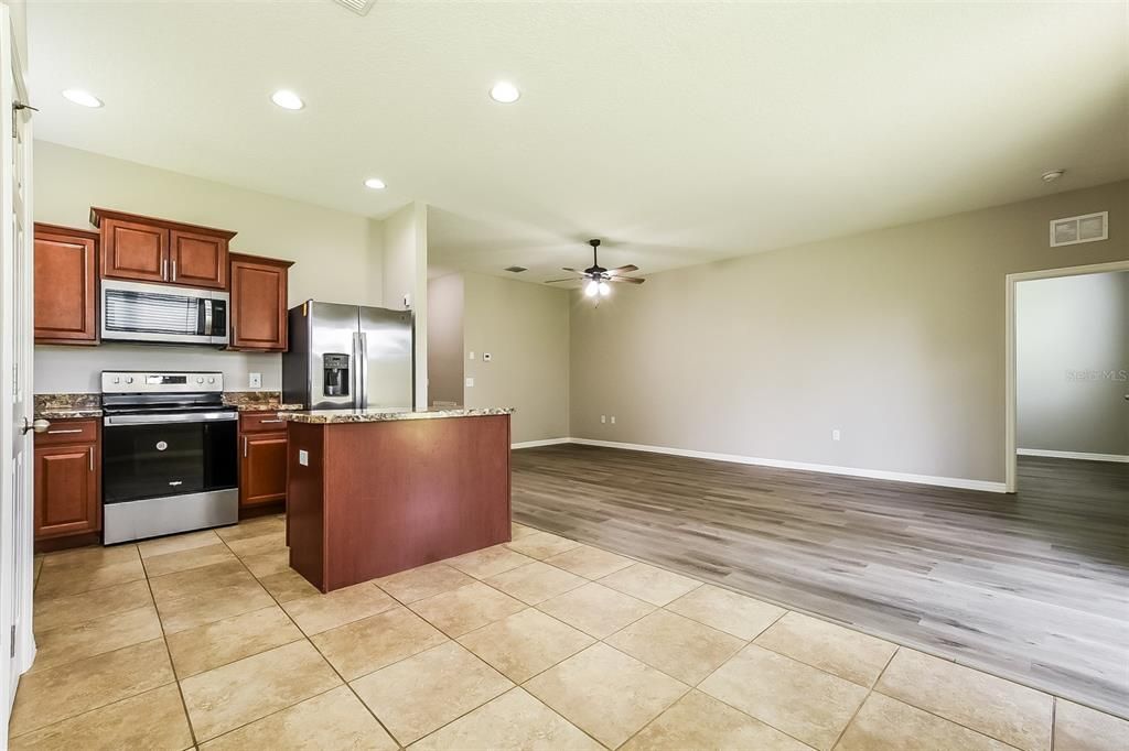 For Sale: $329,900 (3 beds, 2 baths, 1464 Square Feet)