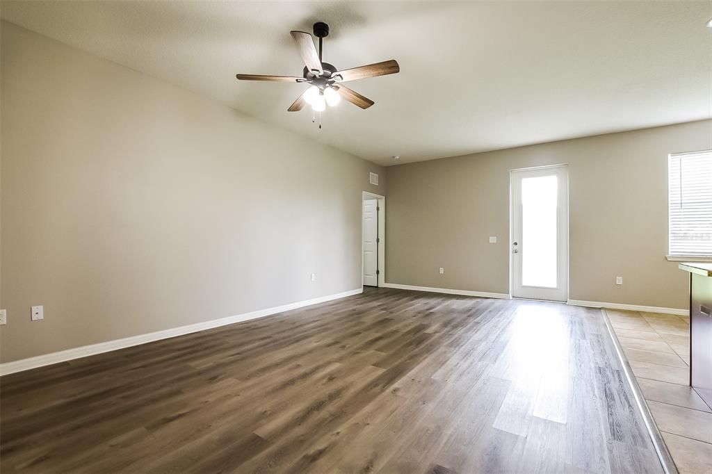 For Sale: $329,900 (3 beds, 2 baths, 1464 Square Feet)
