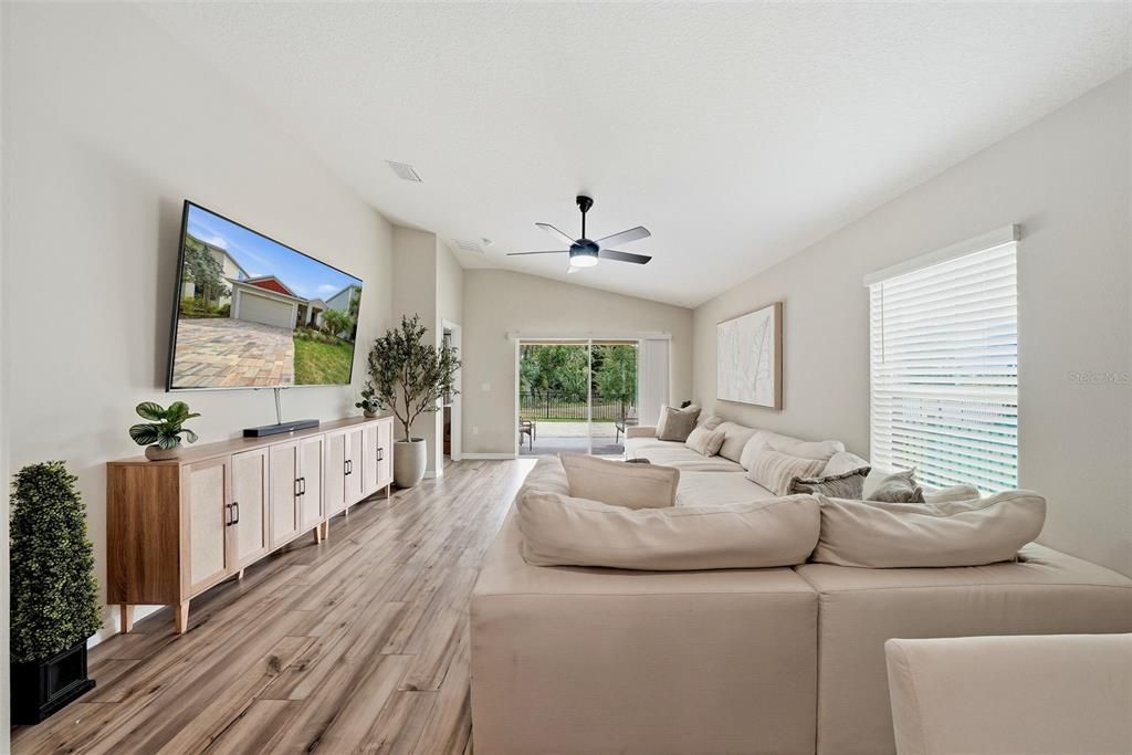 For Sale: $399,999 (3 beds, 2 baths, 1615 Square Feet)