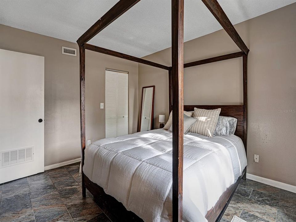 For Sale: $165,000 (3 beds, 1 baths, 922 Square Feet)