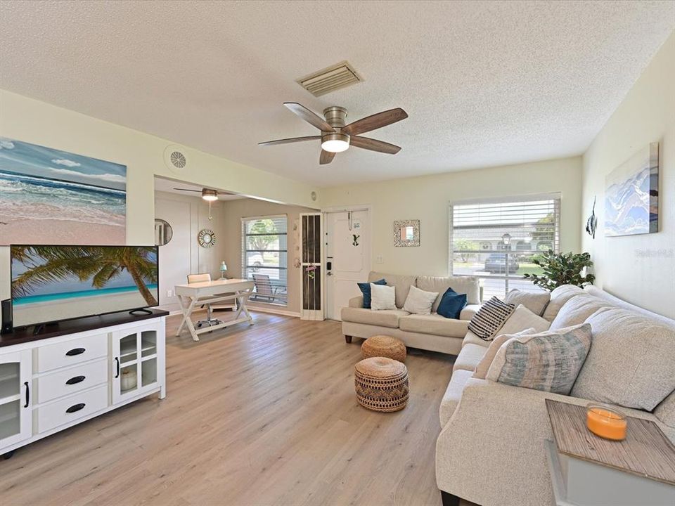 For Sale: $179,000 (2 beds, 2 baths, 1015 Square Feet)