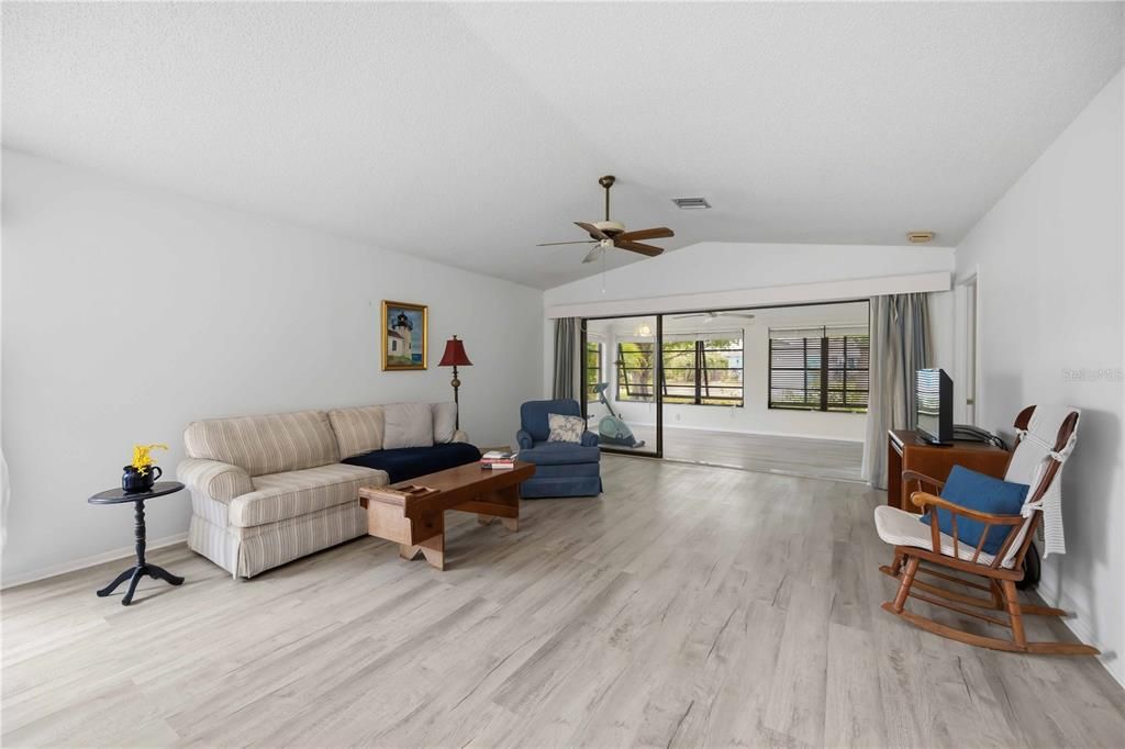 For Sale: $298,000 (2 beds, 2 baths, 1768 Square Feet)