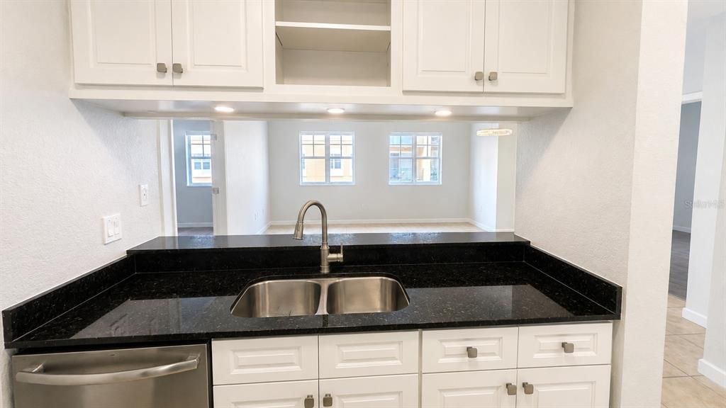 For Rent: $2,400 (2 beds, 2 baths, 1084 Square Feet)