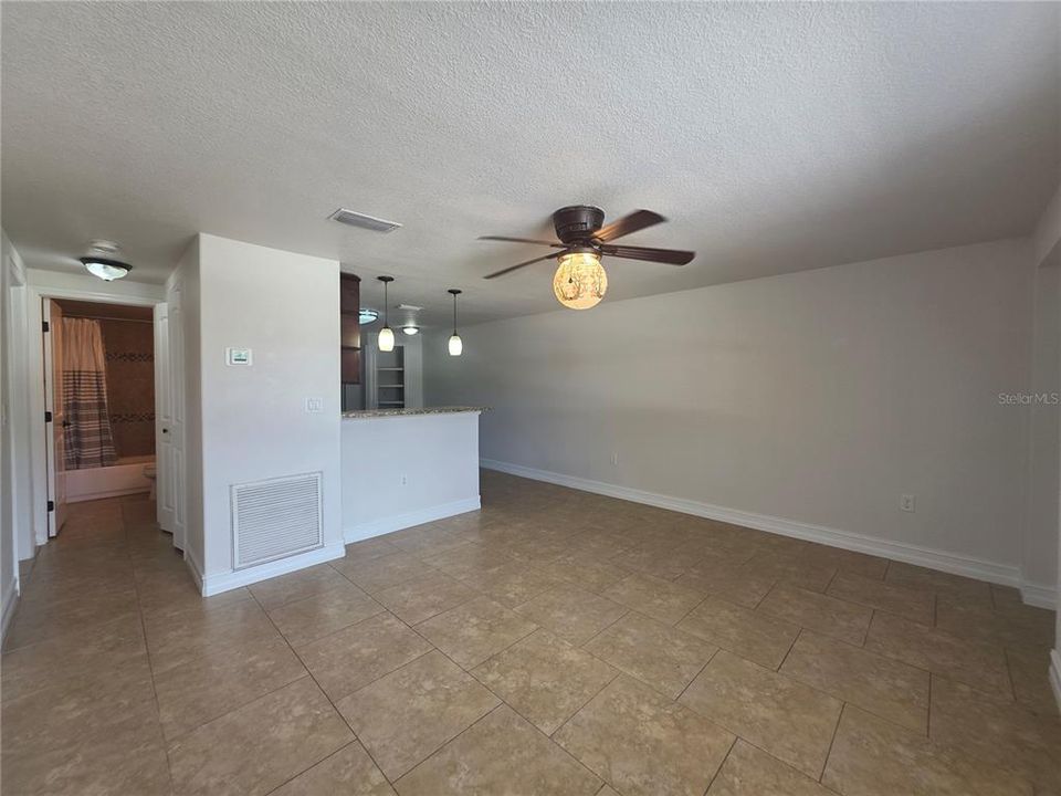 For Rent: $1,350 (2 beds, 1 baths, 812 Square Feet)