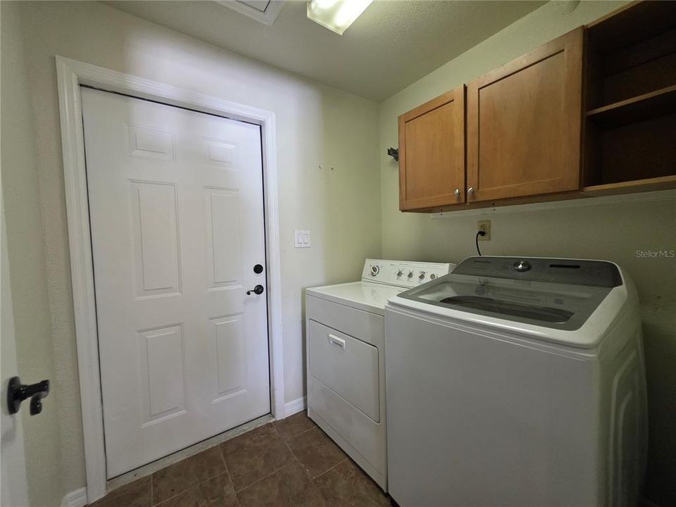 For Rent: $1,350 (2 beds, 1 baths, 812 Square Feet)