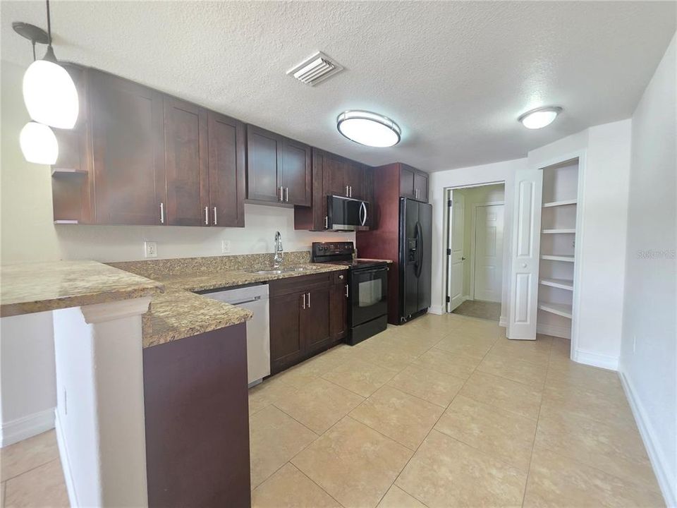 For Rent: $1,350 (2 beds, 1 baths, 812 Square Feet)