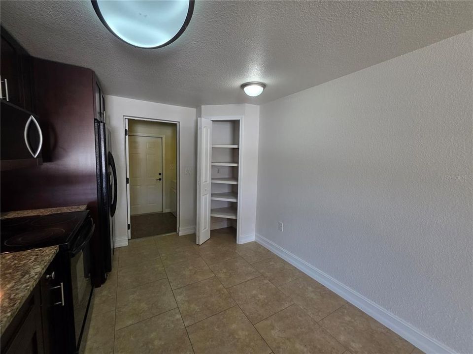 For Rent: $1,350 (2 beds, 1 baths, 812 Square Feet)