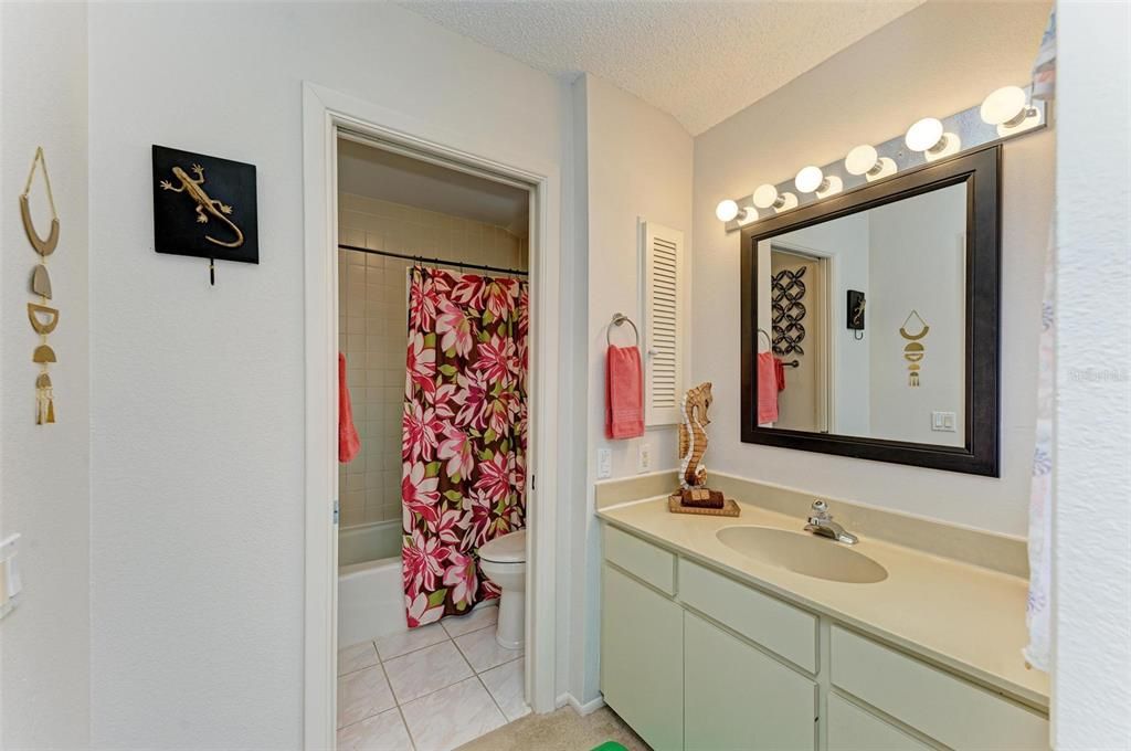 For Sale: $225,000 (2 beds, 2 baths, 1325 Square Feet)