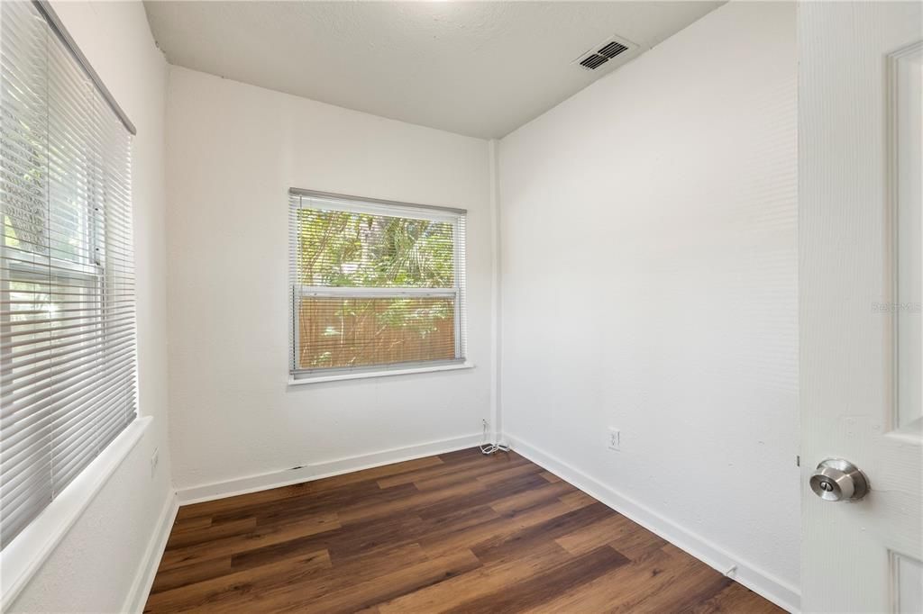 For Rent: $1,800 (4 beds, 1 baths, 1068 Square Feet)