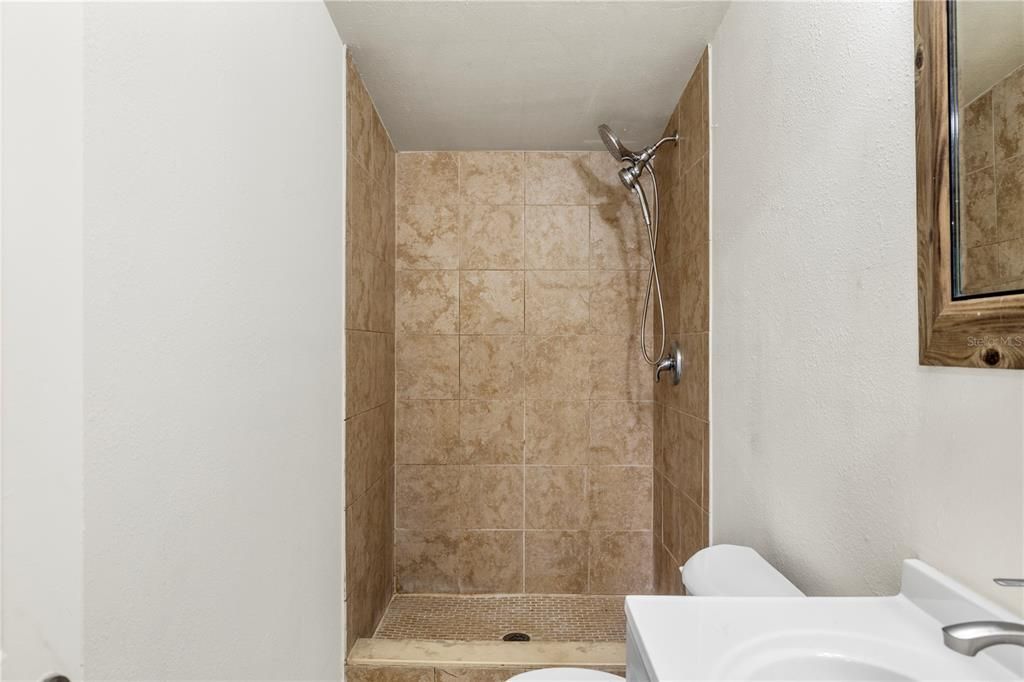 For Rent: $1,800 (4 beds, 1 baths, 1068 Square Feet)