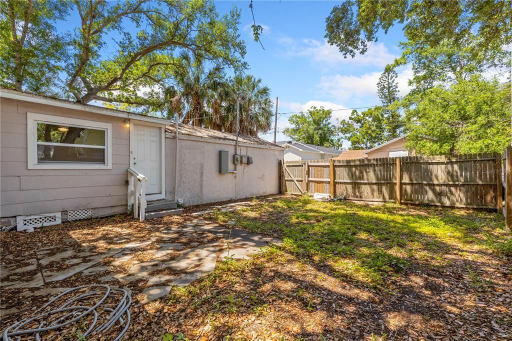 For Rent: $1,800 (4 beds, 1 baths, 1068 Square Feet)