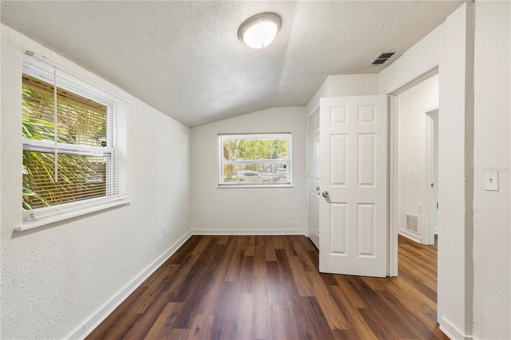 For Rent: $1,800 (4 beds, 1 baths, 1068 Square Feet)