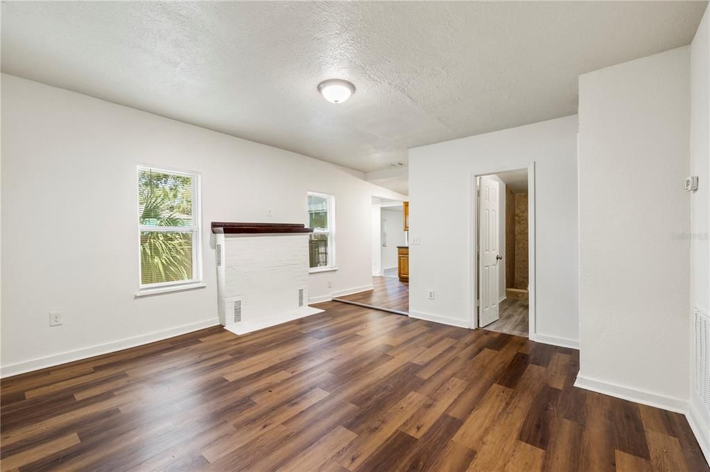 For Rent: $1,800 (4 beds, 1 baths, 1068 Square Feet)