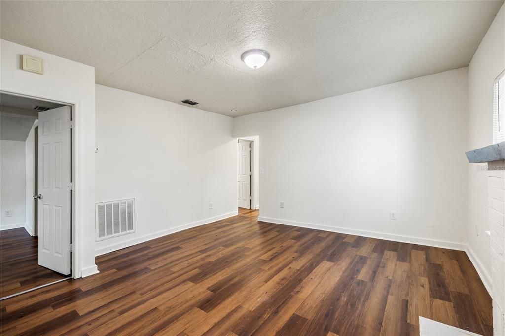 For Rent: $1,800 (4 beds, 1 baths, 1068 Square Feet)